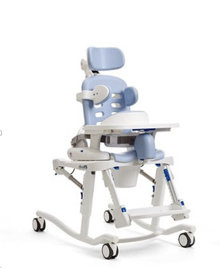 כיסא רחצה ושירותים עם מנגנונים מיוחדים לילדים